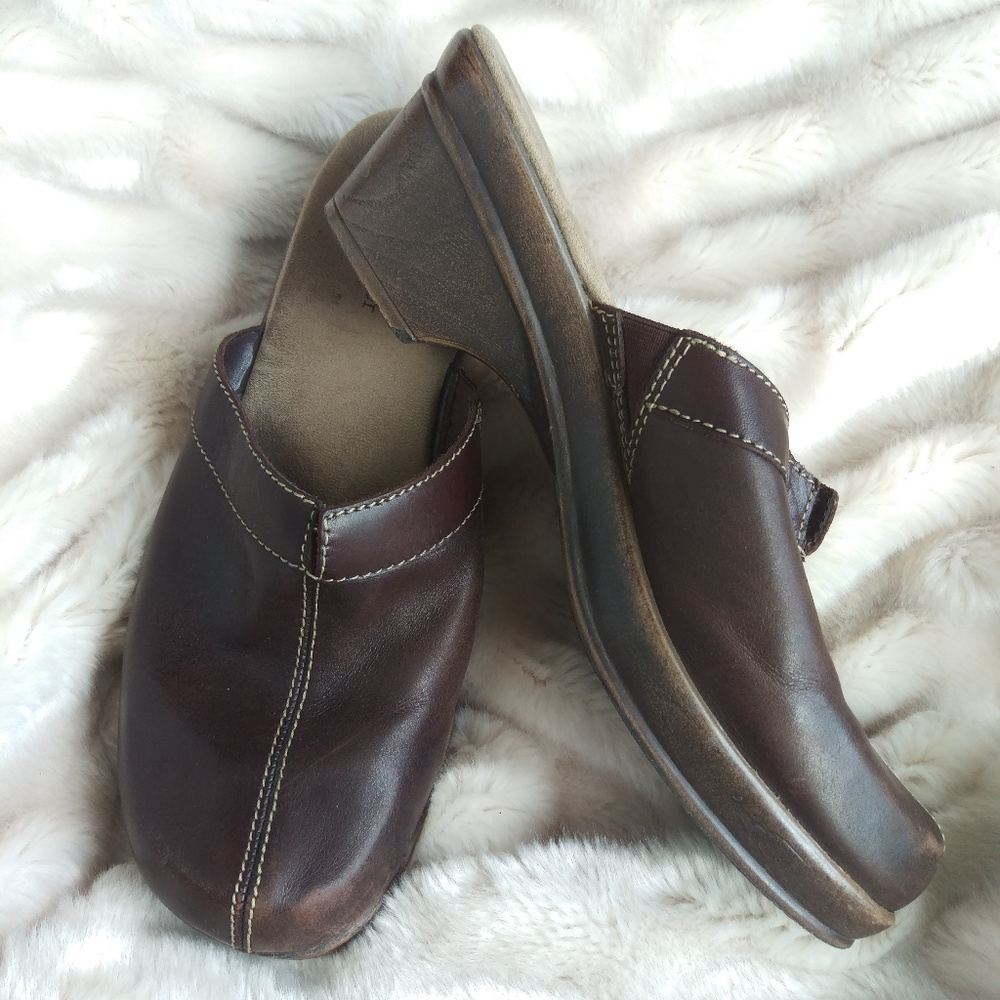 Brown leather Naturalizer clogs 8.5